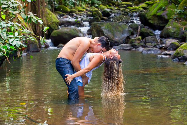 A couple kissing at Nu'uanu Pali
