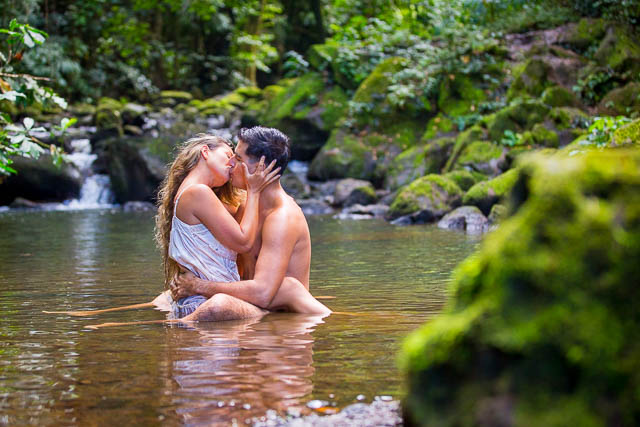 Couple passionately kissing during boudoir photoshoot at Nu'uanu Pali