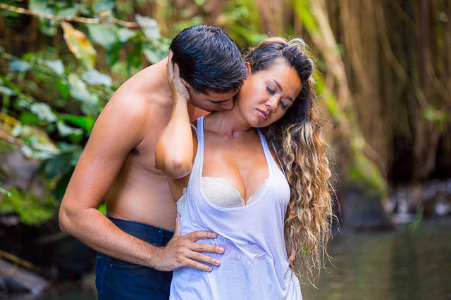 A couple kissing at Nu'uanu Pali stream